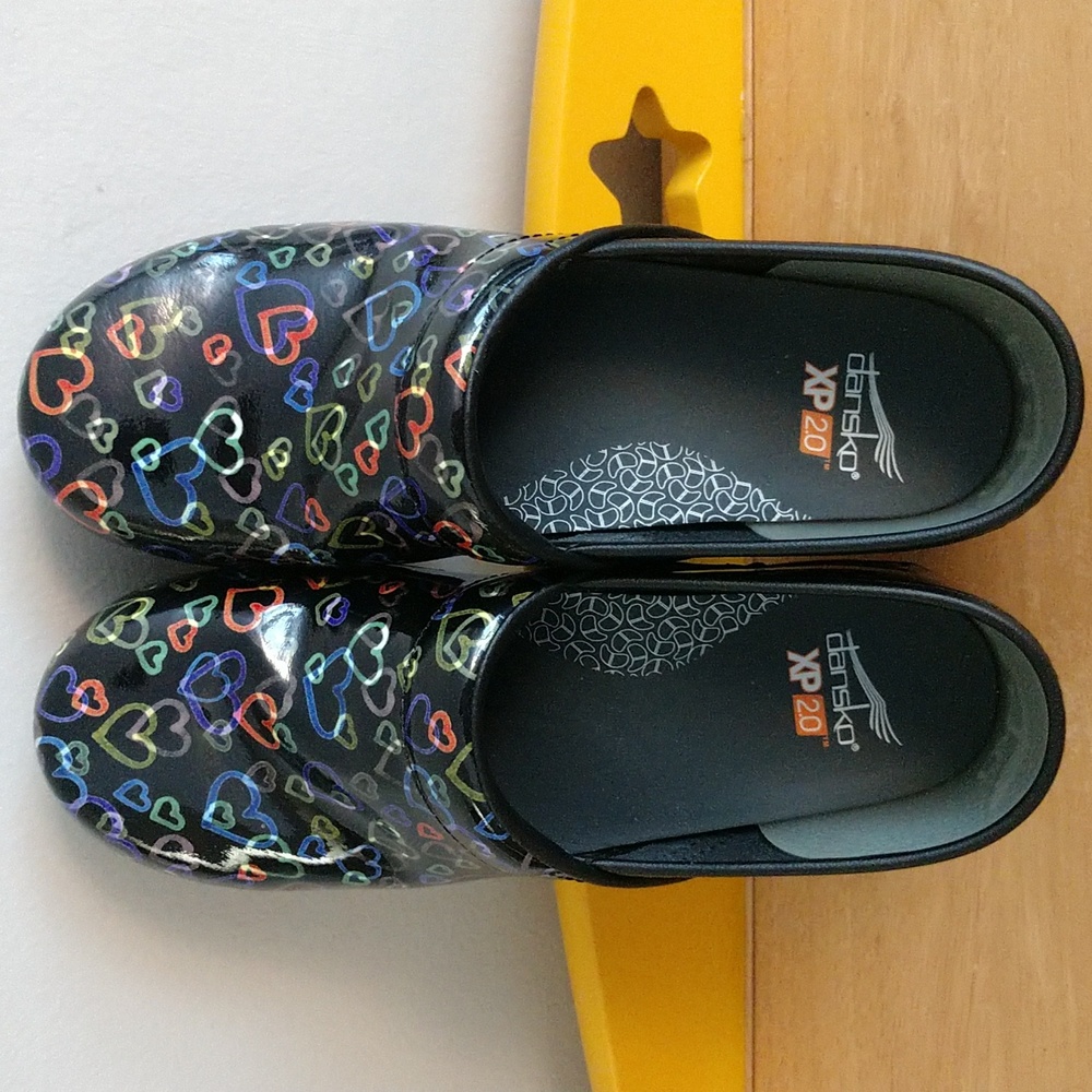 Dansko Xp 2.0 Clogs Size 40 Floating Hearts New - image 5